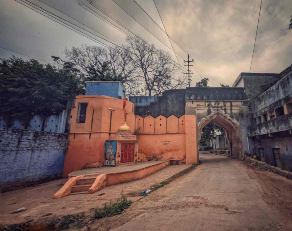 A beautifully crafted arch gate in the town of Bundi, Rajasthan, reflecting the region's rich architectural heritage and historic charm.