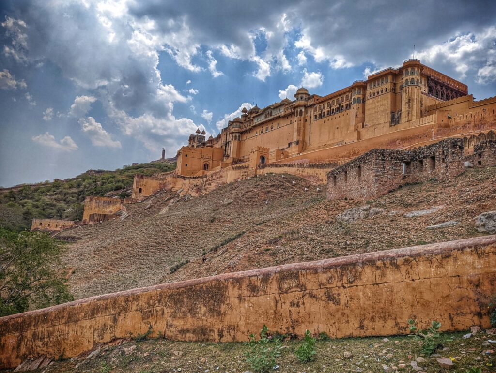 View of Aamer Kila (Amber Fort), a majestic 16th-century fortress in Jaipur, Rajasthan, showcasing its intricate architecture and historical grandeur.