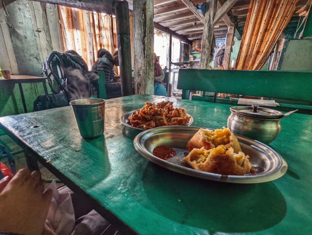 Pakoda & Samosa at Mandyali Dhaba, Keylong, Lahaul valley, Himachal Pradesh
