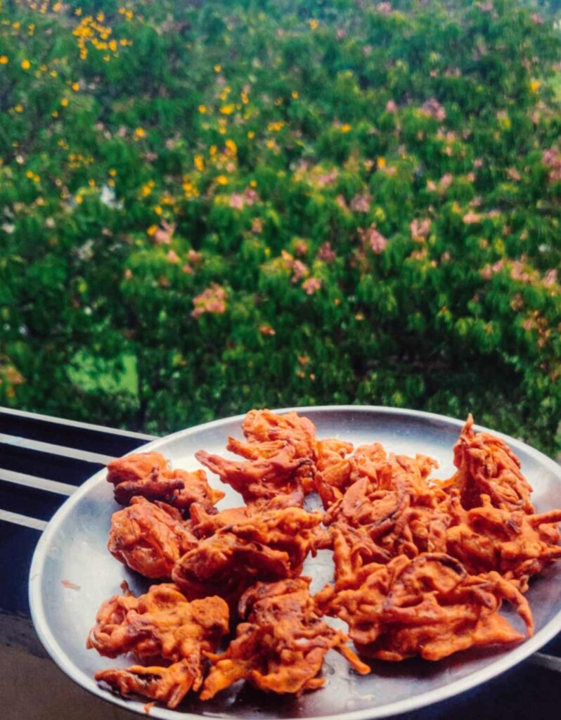 Crispy Kanda Bhaji – Traditional Maharashtrian onion fritters, deep-fried to golden perfection and served as a delicious monsoon snack.
