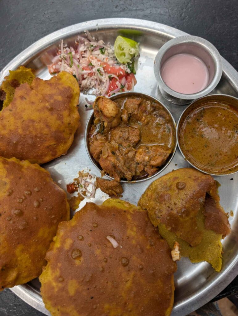 Kombdi vade & Chicken rassa – soul-warming Konkani comfort food.